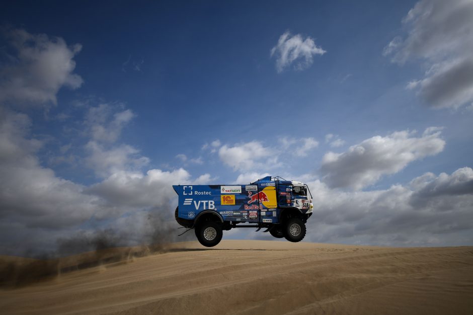 Žiūrovą pervažiavęs ir nurūkęs rusas diskvalifikuotas iš Dakaro ralio