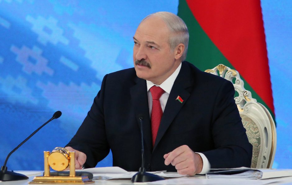 Politologas: A. Lukašenkos „socialinis kontraktas“ ima aižėti