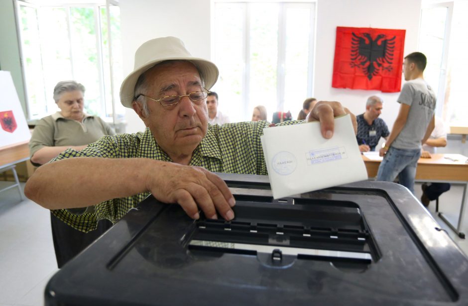 Albanai balsuoja galvodami apie stojimo į ES derybas