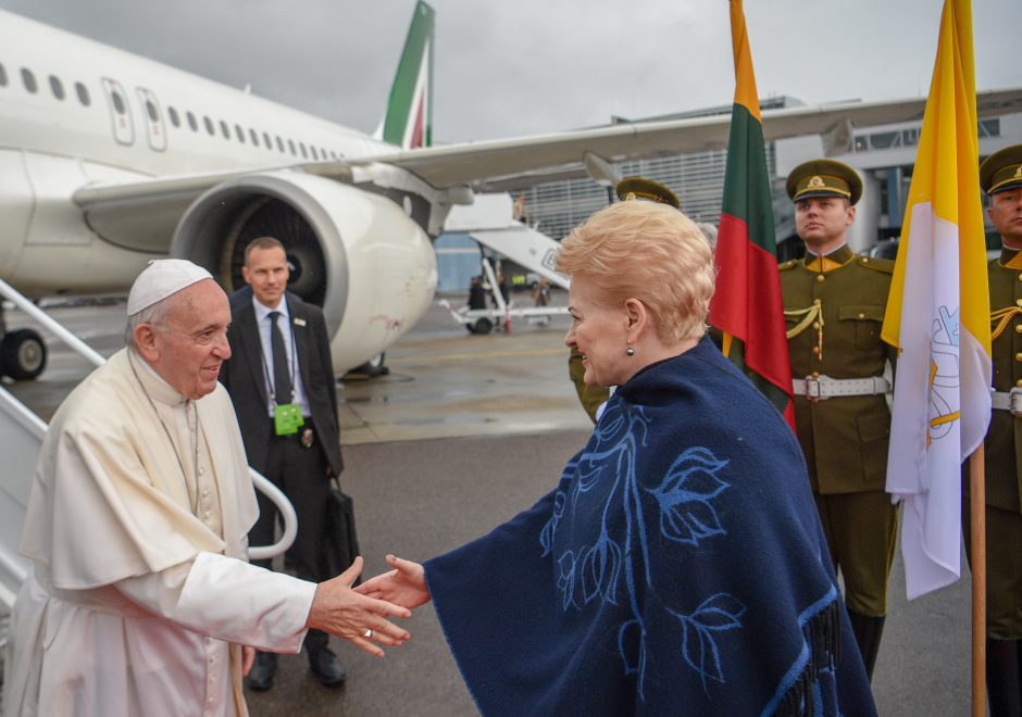 Popiežiaus lėktuvas nusileido Vilniuje