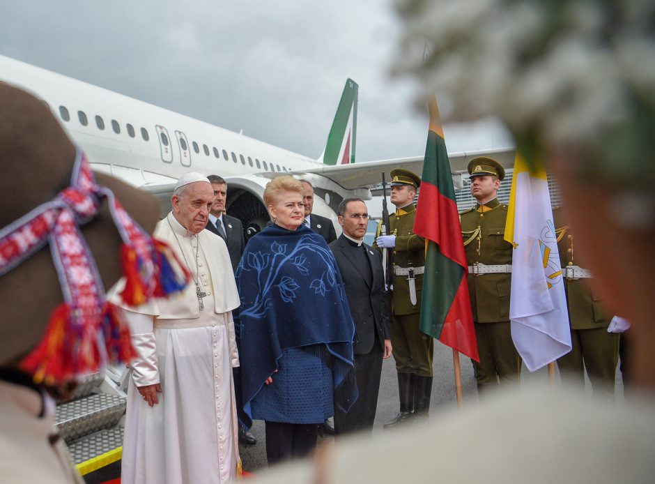 Popiežiaus lėktuvas nusileido Vilniuje