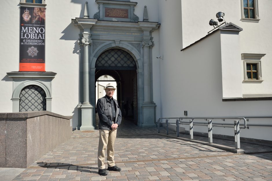 Išeivijos lietuvis Valdovų rūmams padovanojo unikalų laikrodį 