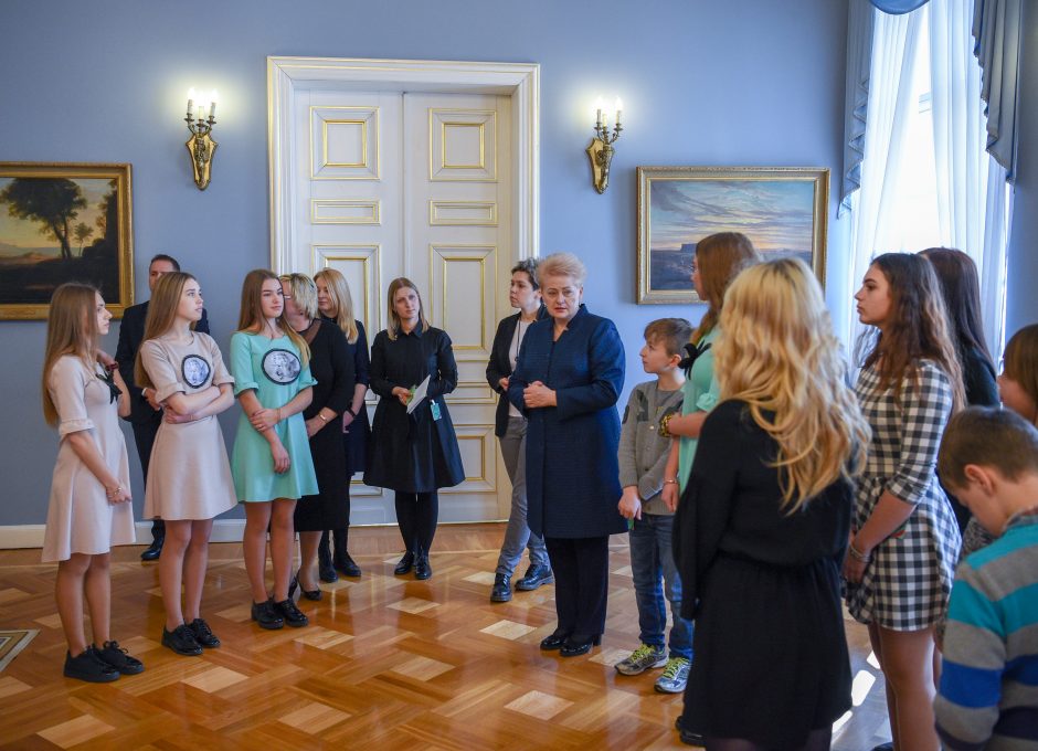 D. Grybauskaitei – apdovanojimas iš vaikų rankų