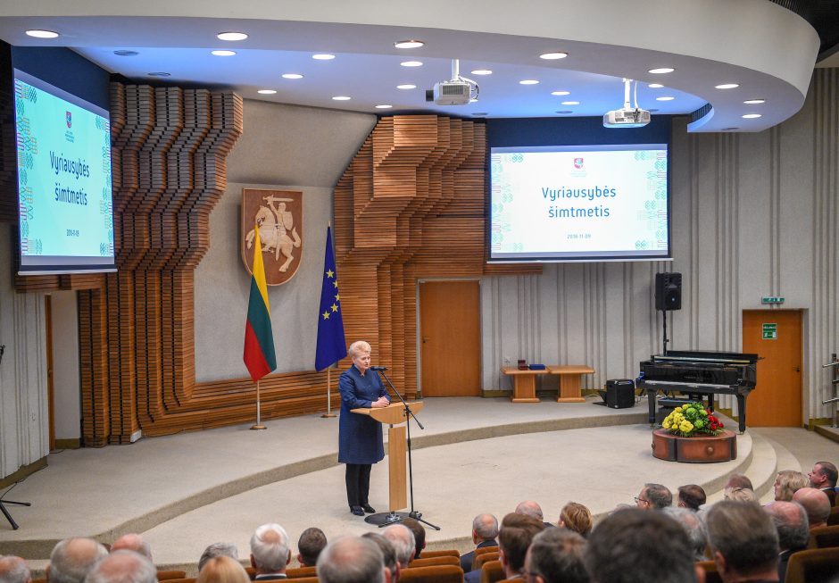 D. Grybauskaitė pasveikino Vyriausybę su 100-uoju gimtadieniu