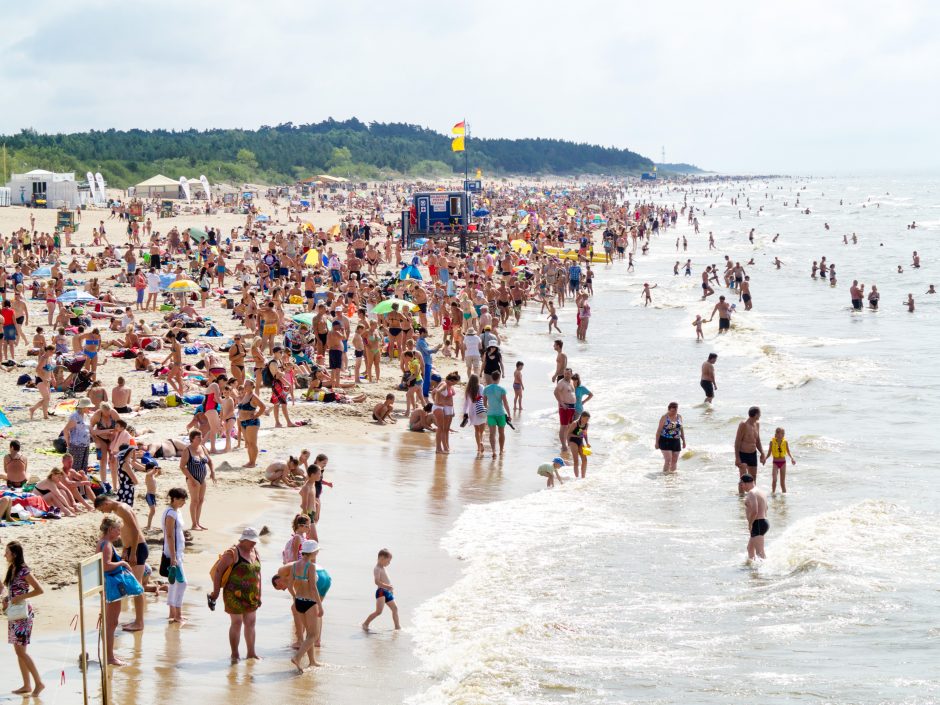 Vasarotojai šturmavo paplūdimius: aikštelėse neliko vietos automobiliams