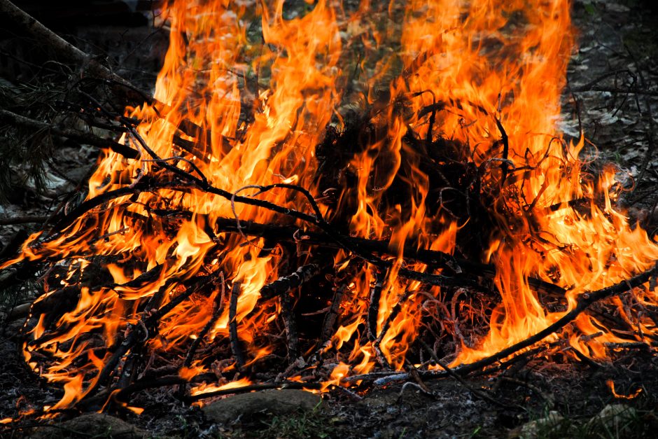 Ugniagesiai prašo saugiai kūrenti laužus ir kepsnines