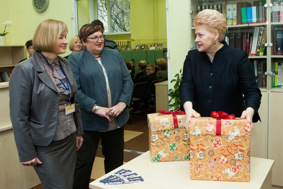 „Knygų Kalėdos“: prezidentė padovanojo knygų savo rajono bibliotekai