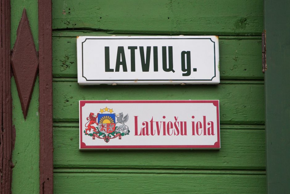 Gatvę Vilniuje papuošė lentelė latvių kalba