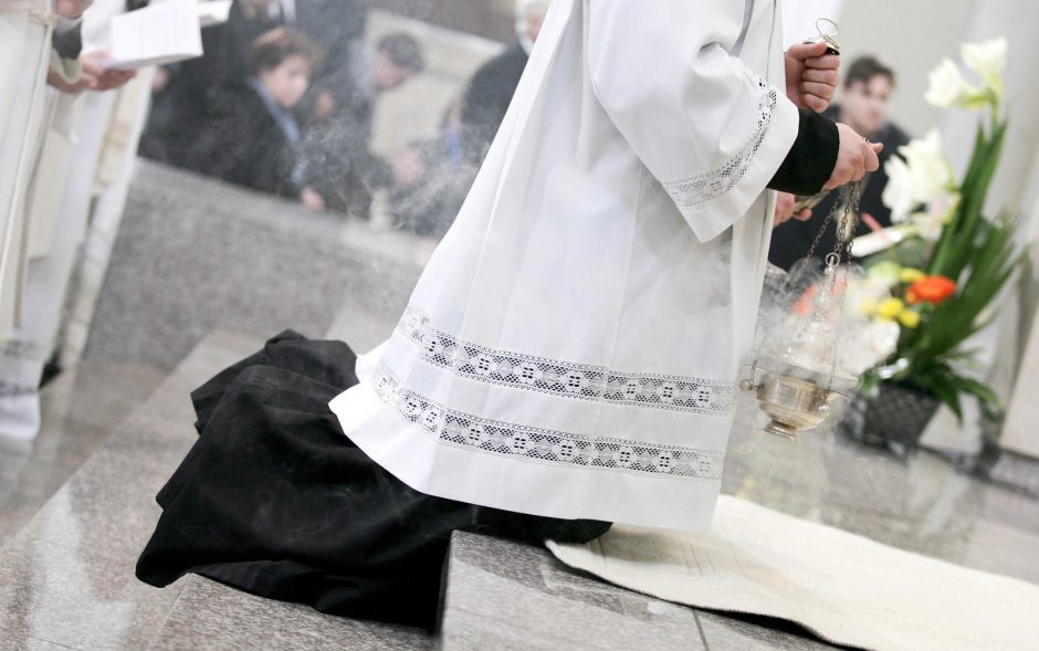 Ar kunigai kalėdodami teisėtai renka aukas?