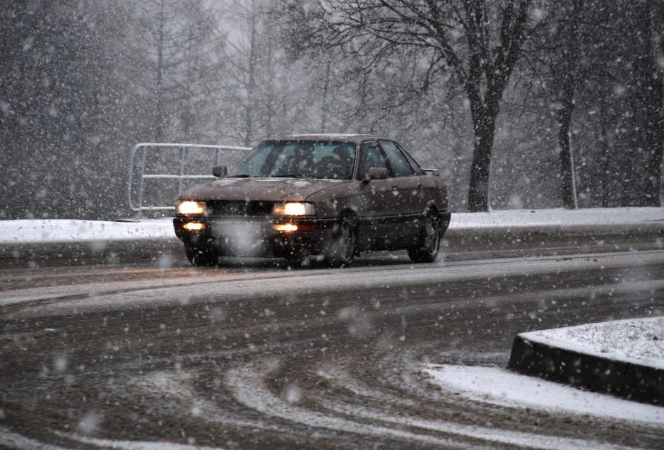 Įspėja: Lietuvoje iškrito pirmas sniegas – keliai slidūs