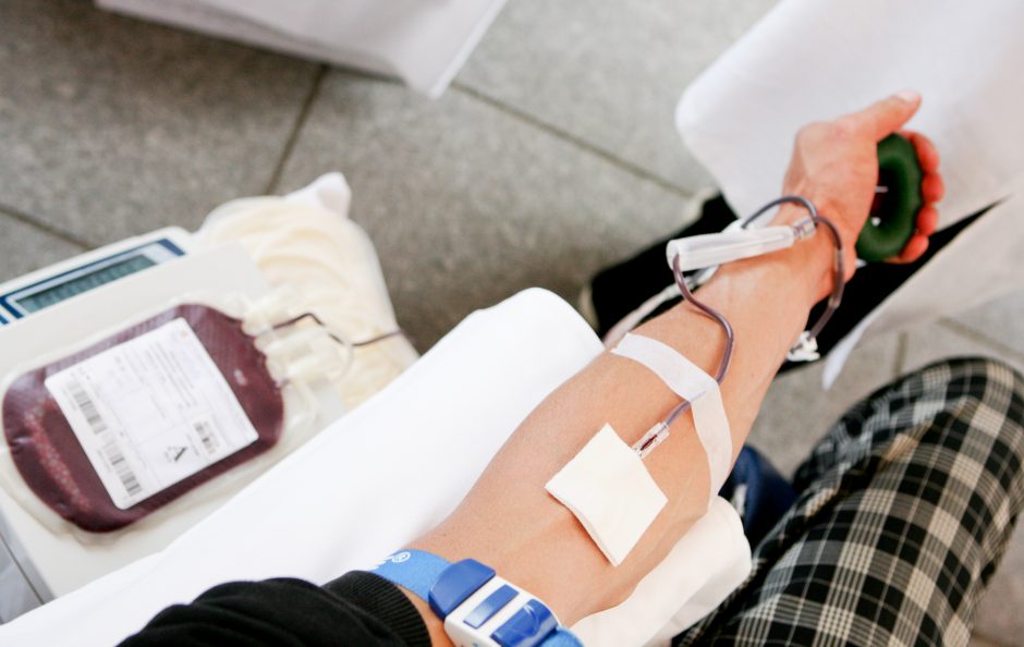 Įtariama, kad buvo siekiama monopolizuoti kraujo plazmos surinkimą ir Latvijoje