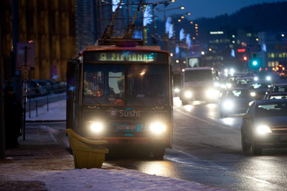 Naktį eismo sąlygas sunkins plikledis