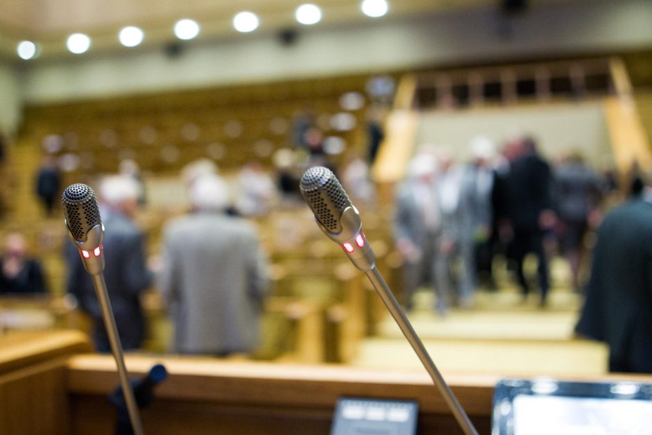 Vyriausybė – prieš Seimo narių patarėjų pareigybes