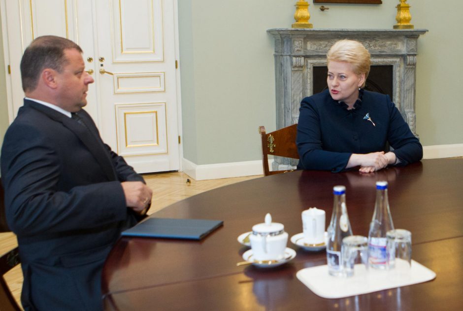 D. Grybauskaitė ragina keisti teisės aktus dėl tarnybinio ginklo