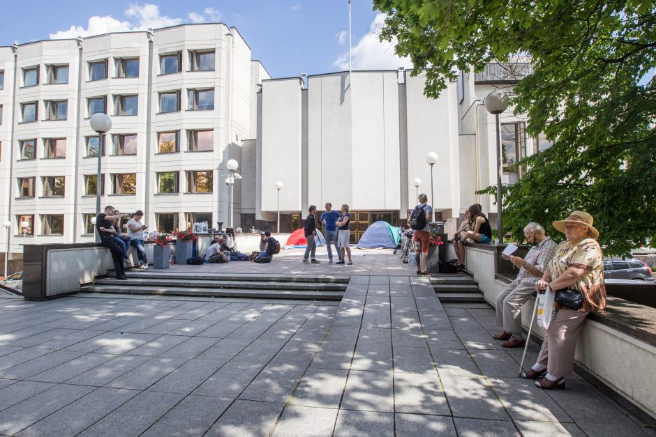 Pasipiktinę studentai užblokavo įėjimą į Vyriausybę