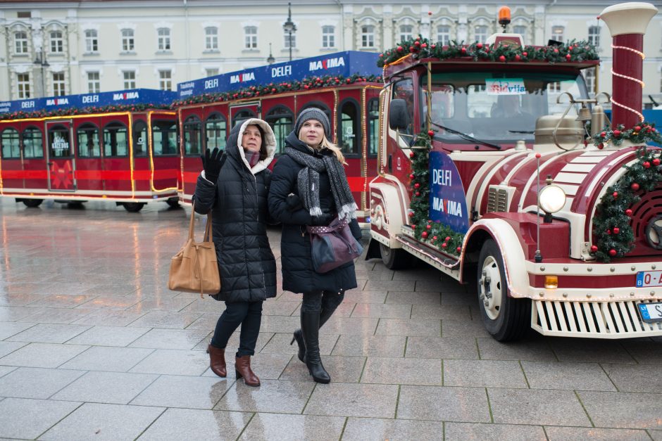 Vilnius skelbia švenčių pradžią – į gatves išriedėjo Kalėdų traukinukas