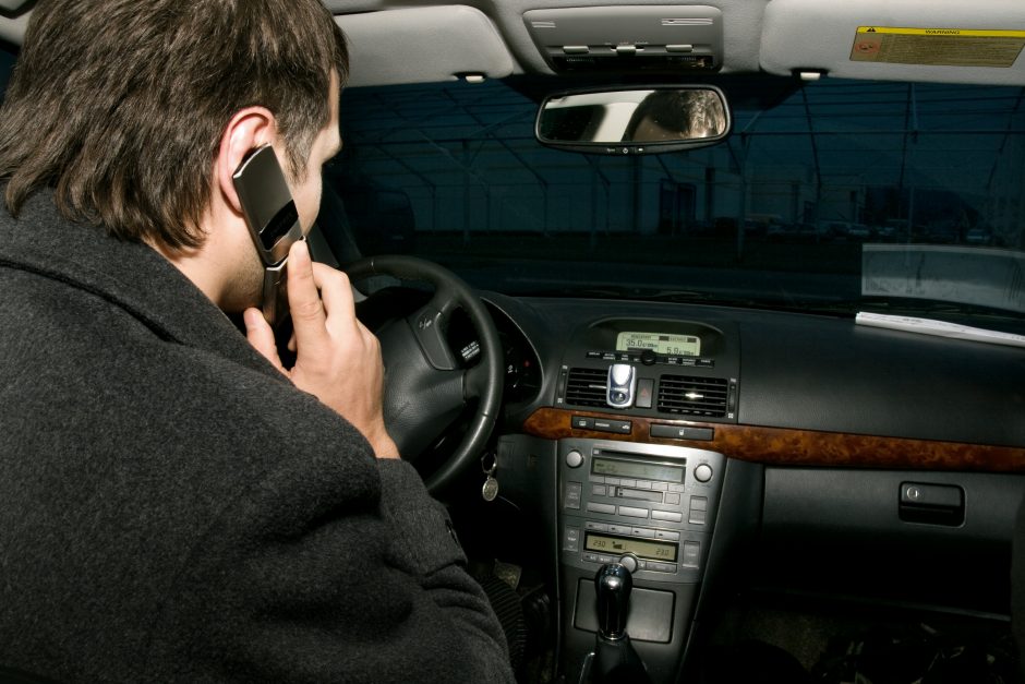 Policija drausmins telefonu kalbančius vairuotojus