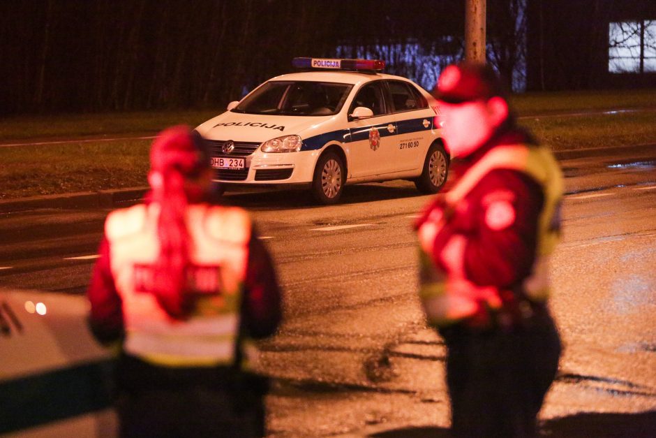 Vilniuje paryčiais automobilis tėškėsi į stulpą: buvo prispaustas žmogus