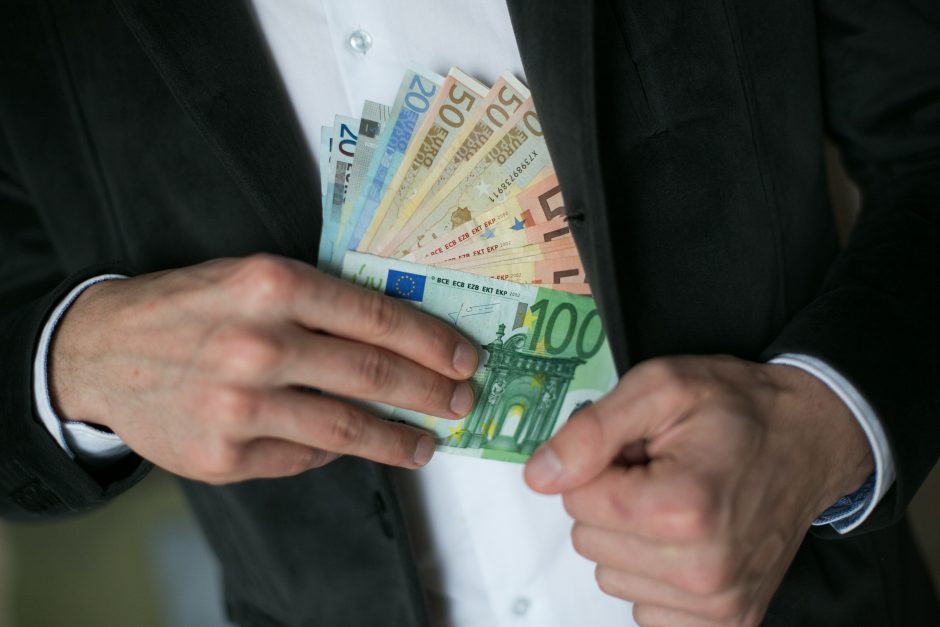 Vadybininku apsimetęs sukčius iš moters pasisavino 2 tūkst. eurų
