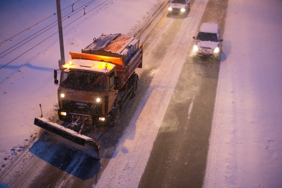 Įspėja vairuotojus: eismo sąlygas kai kur sunkina plikledis ir sniegas