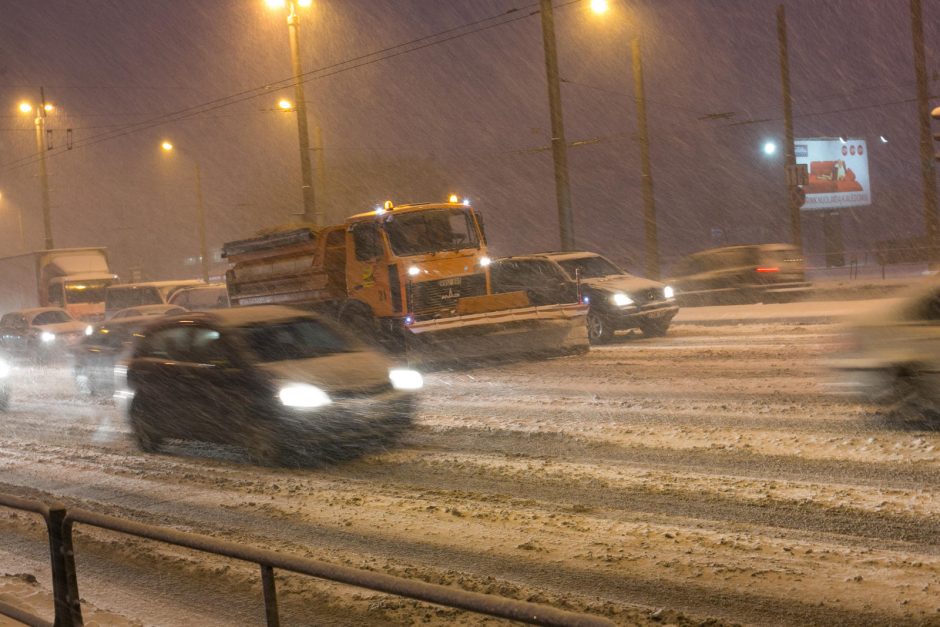 Įspėja apie sudėtingas eismo sąlygas naktį: ims snigti, kils pūga