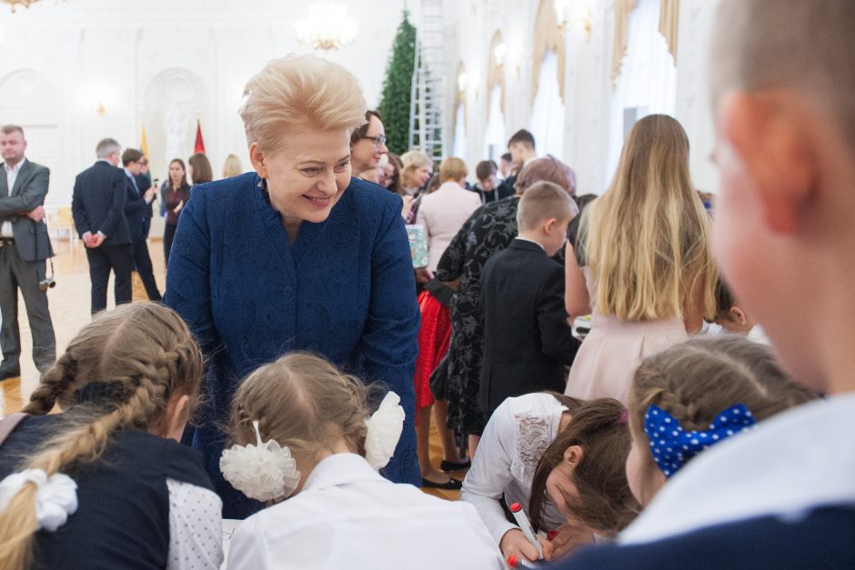 Prezidentė su vaikais puošė eglę