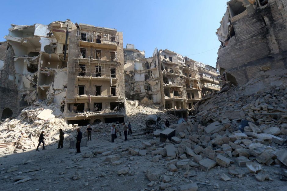 Sirijos režimo pajėgų mėtomos statinės su sprogmenimis užmušė 71 žmogų
