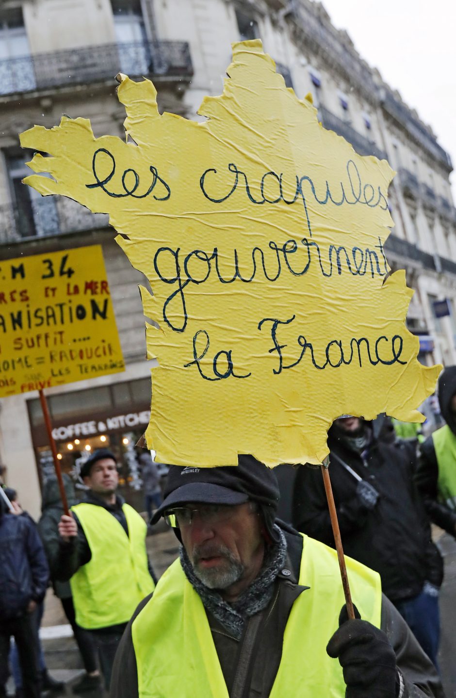 Prancūzijoje neslopsta tūkstantiniai „geltonųjų liemenių“ protestai