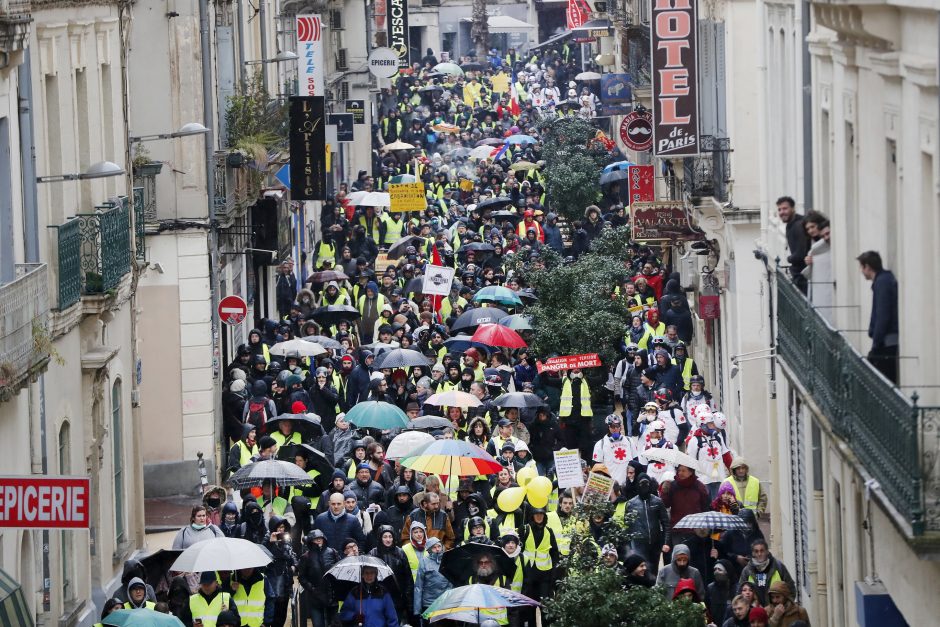 Prancūzijoje neslopsta tūkstantiniai „geltonųjų liemenių“ protestai