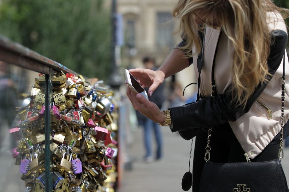 Paryžiaus valdžia pašalins milijoną spynų nuo įsimylėjėlius traukiančio tilto