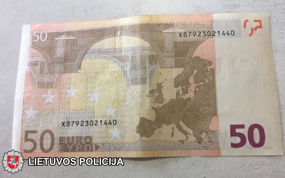 Degalinėje įkliuvo vyras, platinęs netikras 50 eurų kupiūras