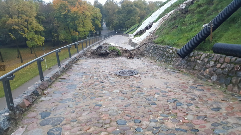 Lietus niokoja Gedimino kalną: įvyko nuošliauža, atsivėrė grunto plyšių