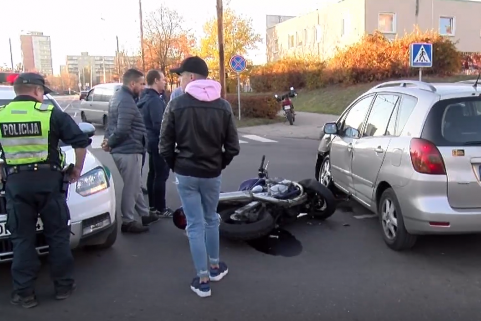 Po avarijos Vilniuje perlūžo motociklas