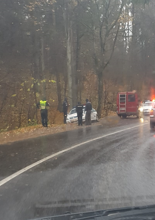Susidūrimas Vilniuje: policijos automobilis atsidūrė griovyje 