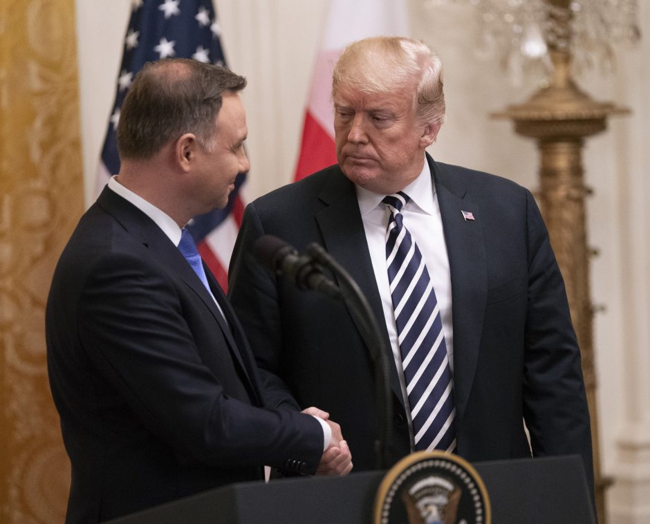 Lenkija prašo JAV steigti šalyje nuolatinę karinę bazę ir siūlo 2 mlrd. dolerių