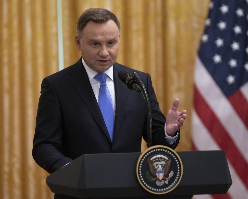 Lenkija prašo JAV steigti šalyje nuolatinę karinę bazę ir siūlo 2 mlrd. dolerių