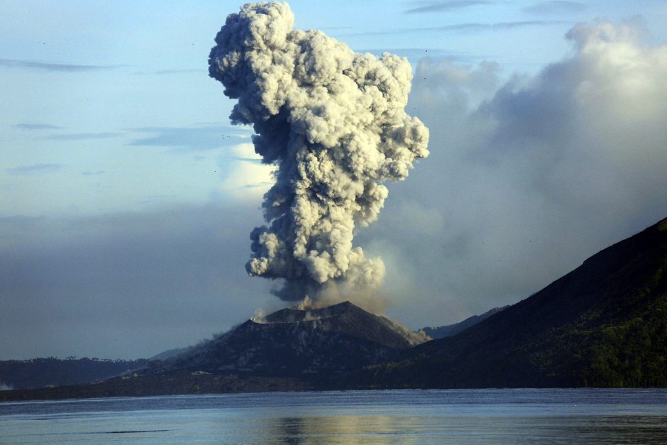 Papua Naujojoje Gvinėjoje prasidėjęs dramatiškas ugnikalnio išsiveržimas aprimo