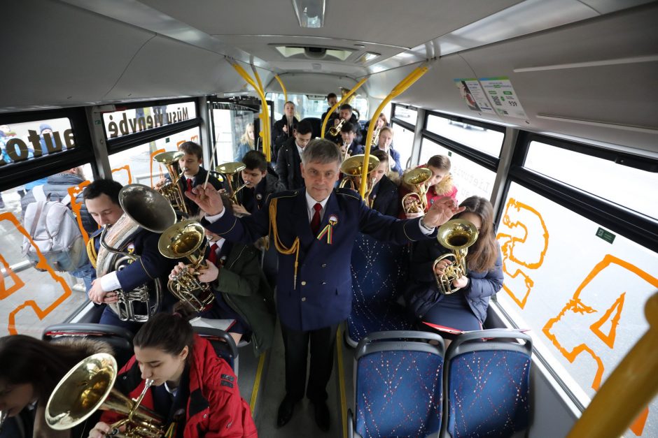 Patriotiškas partizanų istorijas vilniečiams primins užrašai ant autobusų