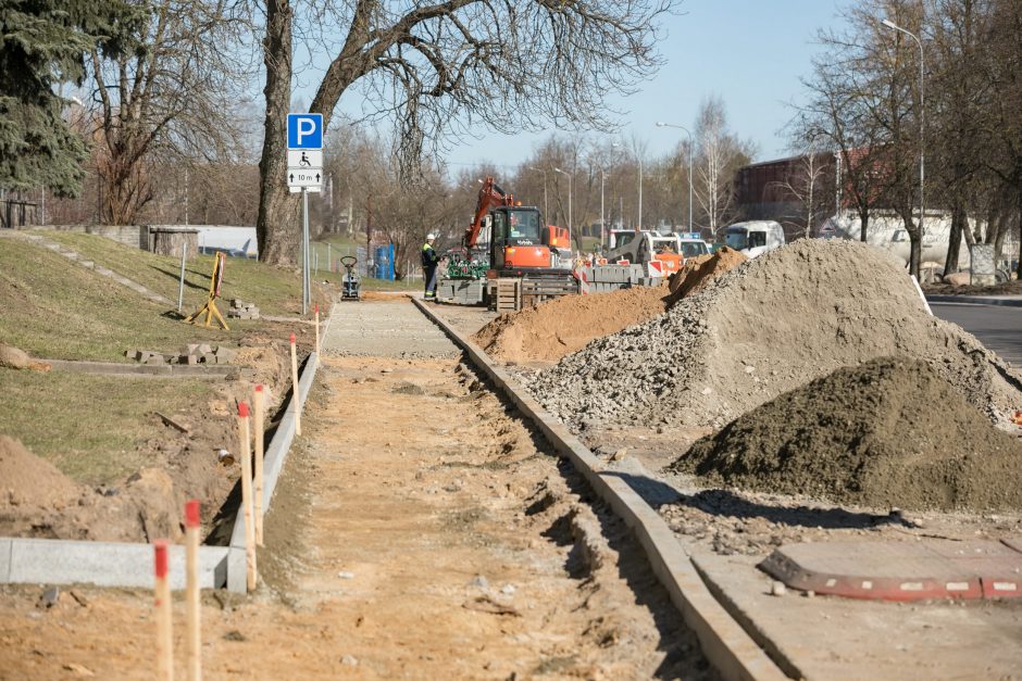 Metalo gatvėje klojamas sunkiajam transportui pritaikytas asfaltas