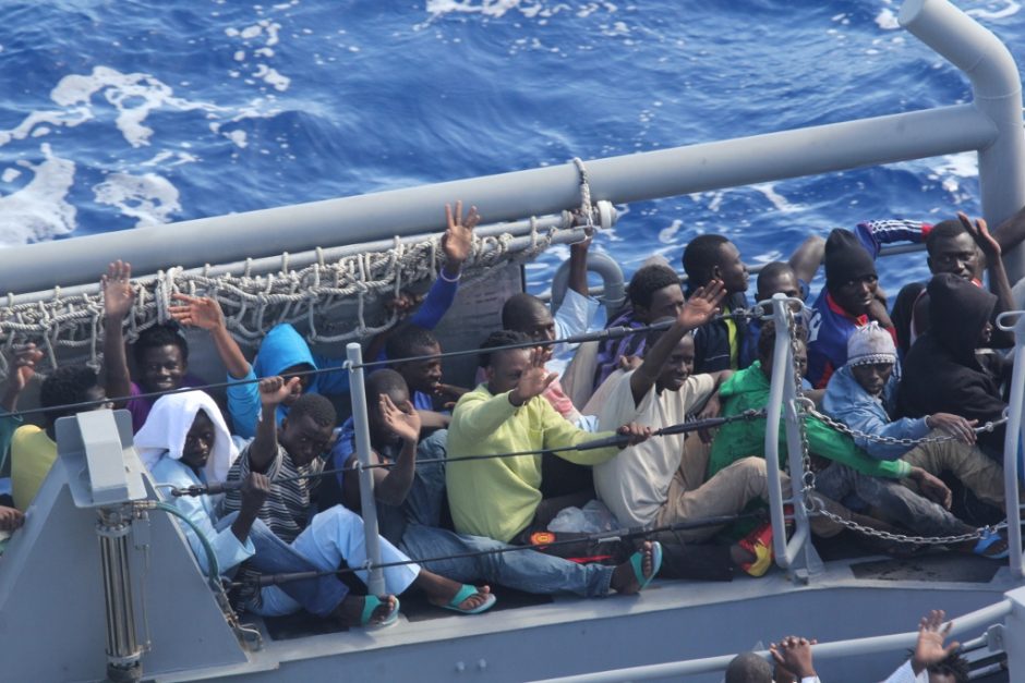 Viduržemio jūroje nuskendo laivas su 700 migrantų, ieškoma gyvųjų