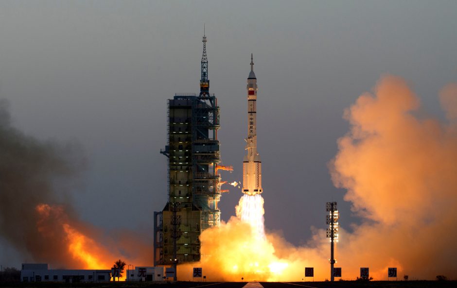 Kinija pasiuntė du astronautus į eksperimentinę kosminę stotį