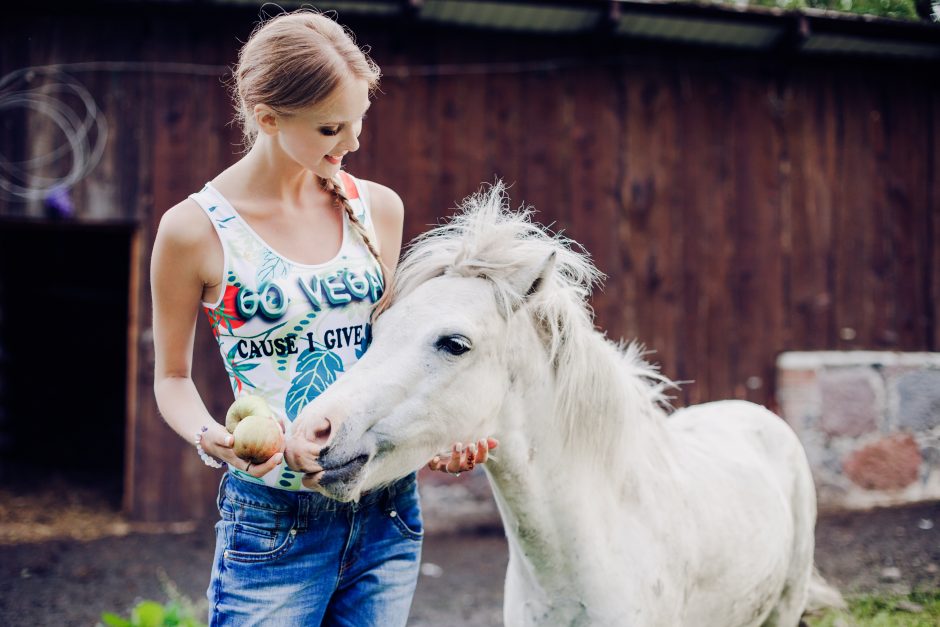 Tarp karvių, ožkų ir vištų: modelių vegetarių akcija prieš gyvūnų žudymą