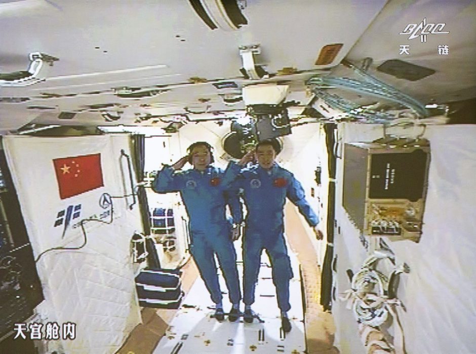 Kinijos astronautai pasiekė orbitinę kosminę laboratoriją