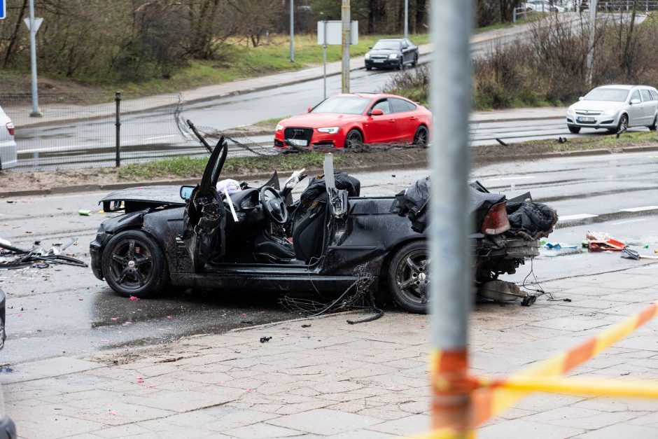 Tragedija Vilniuje: mirė vienintelė po BMW avarijos gyva likusi keleivė