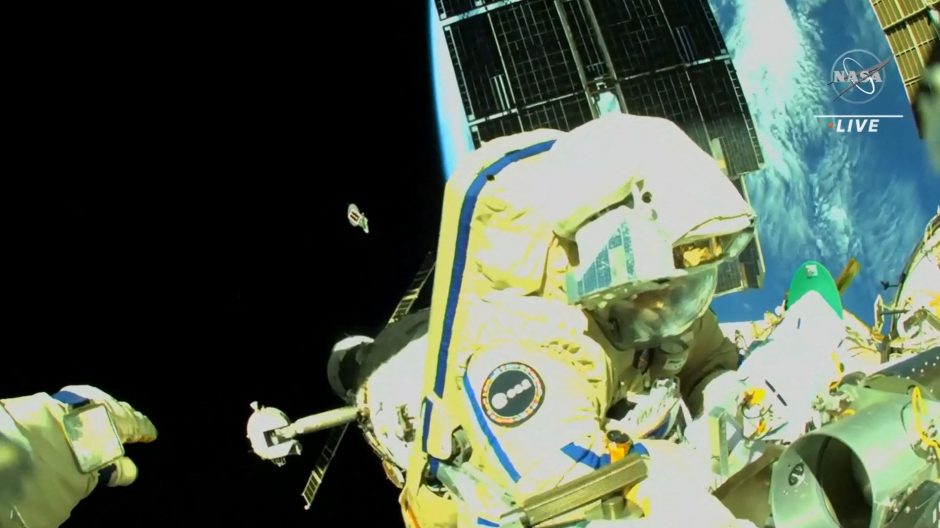 Italijos ir Rusijos astronautai surengė retą bendrą išėjimą į atvirą kosmosą