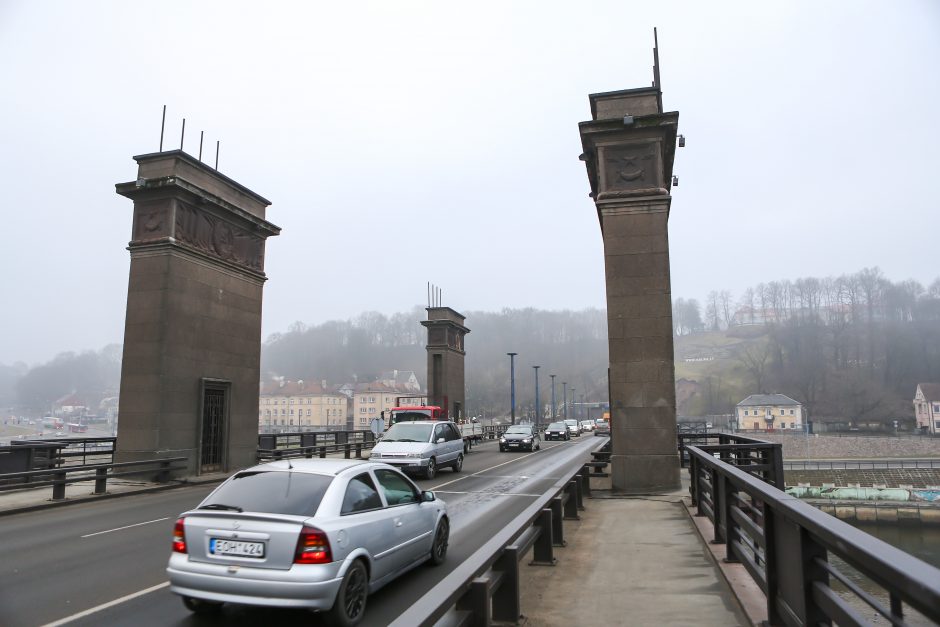 Nuo Aleksoto tilto nukeliami sovietiniai simboliai