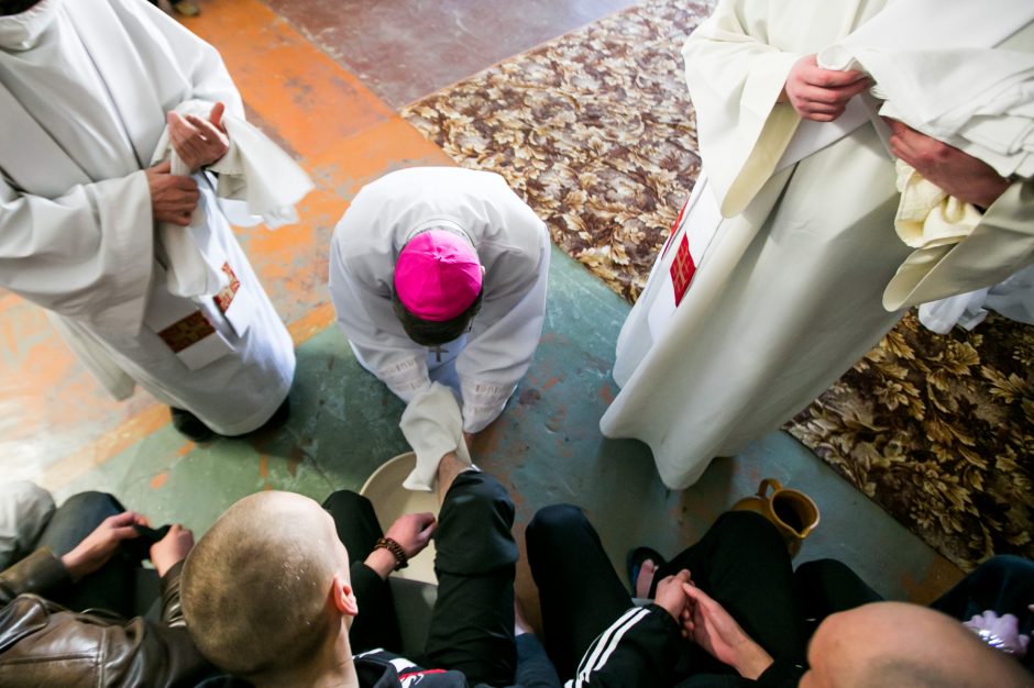 Kauno vyskupas plovė kaliniams kojas