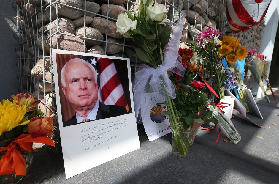G. Landsbergis ragina sostinėje įamžinti senatoriaus J. McCaino atminimą