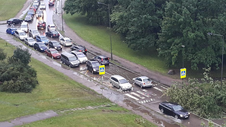 Po stichijos siautėjimo elektros dar neturi apie 2 tūkst. vartotojų