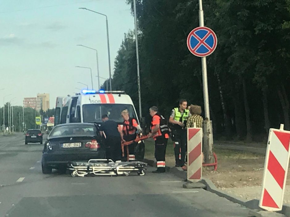 BMW ir medikų automobilio avarija: nukentėjusieji išvežti į Klinikas 